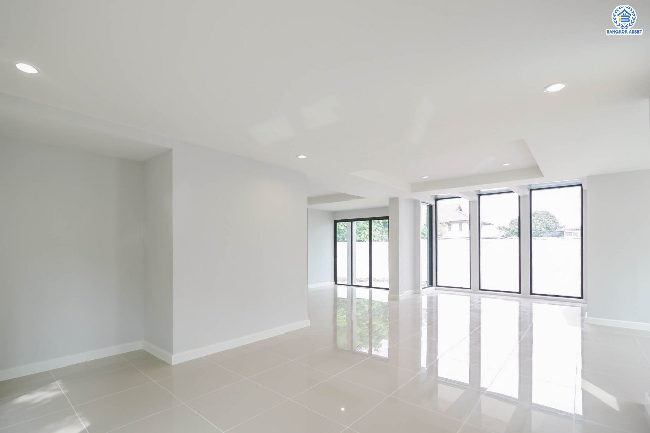 บ้านมือสองตกแต่งใหม่ โครงการ ซอยบรมราชชนนี60 เนื้อที่ 69.3 ตร.ว. พื้นที่ใช้สอย 236 ตร.ม. ฟังก์ชัน 3 ห้องนอน 3 ห้องน้ำ จอดรถได้ 2 คัน บนทำเลเดินทางสะดวก เชื่อมต่อหลายเส้นทาง  ใกล้เซ็นทรัลปิ่นเกล้า และทางคู่ขนานลอยฟ้าบรมราชชนนี